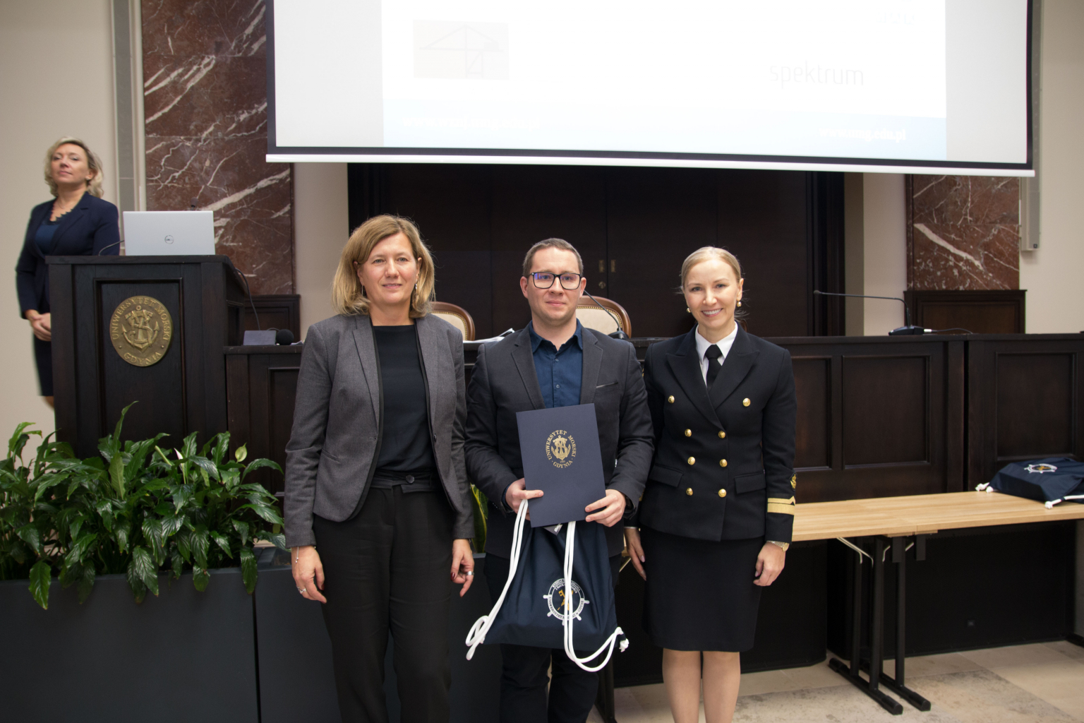 dziekan_wznj_prof._aleksandra_wilczynska_i_dyrektor_-firma_detaz_data_sp._z_o.o._oraz_prof._joanna_kizielewicz.jpg