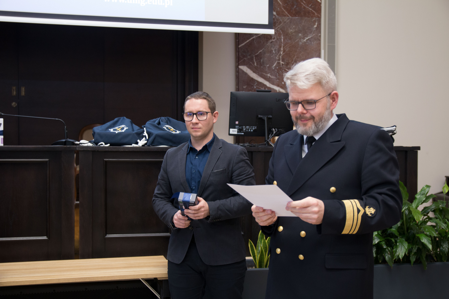 prorektor_ds._ksztalcenia_umg_i_dyrektor_netz_data_sp._z_o.o._podczas_konkursu.jpg